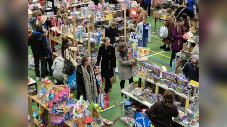 Harlekino speelgoedbeurs — markt-eten in Pijnacker